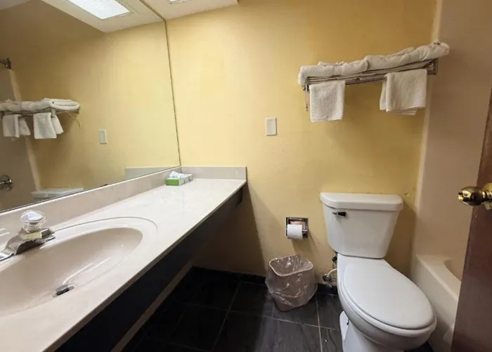Econo Lodge *